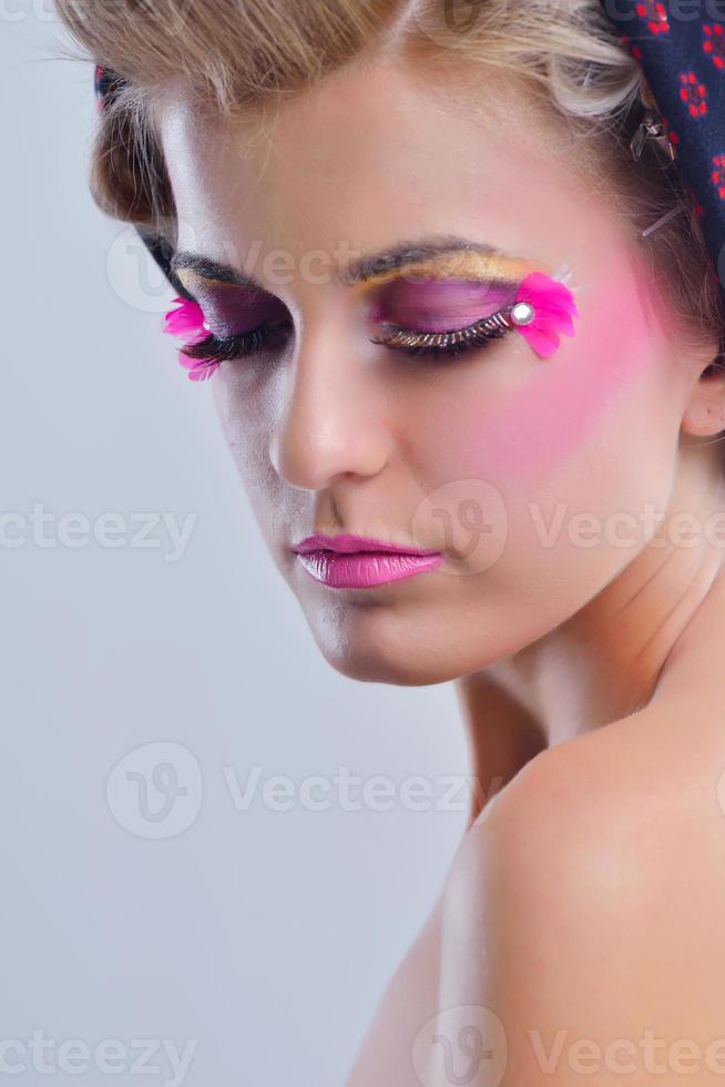 belle femme avec du maquillage de luxe photo