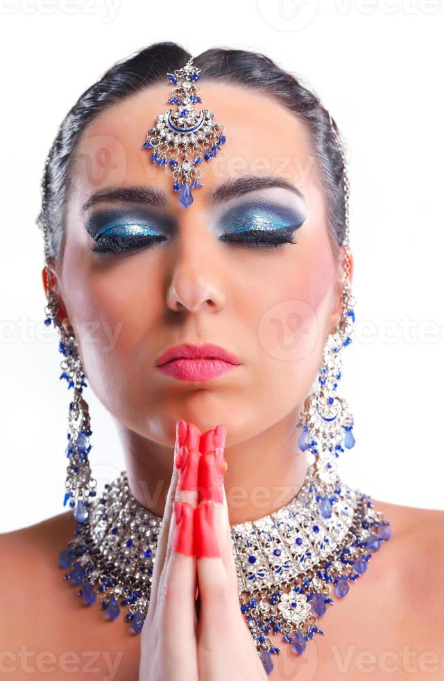 belle femme avec du maquillage de luxe photo