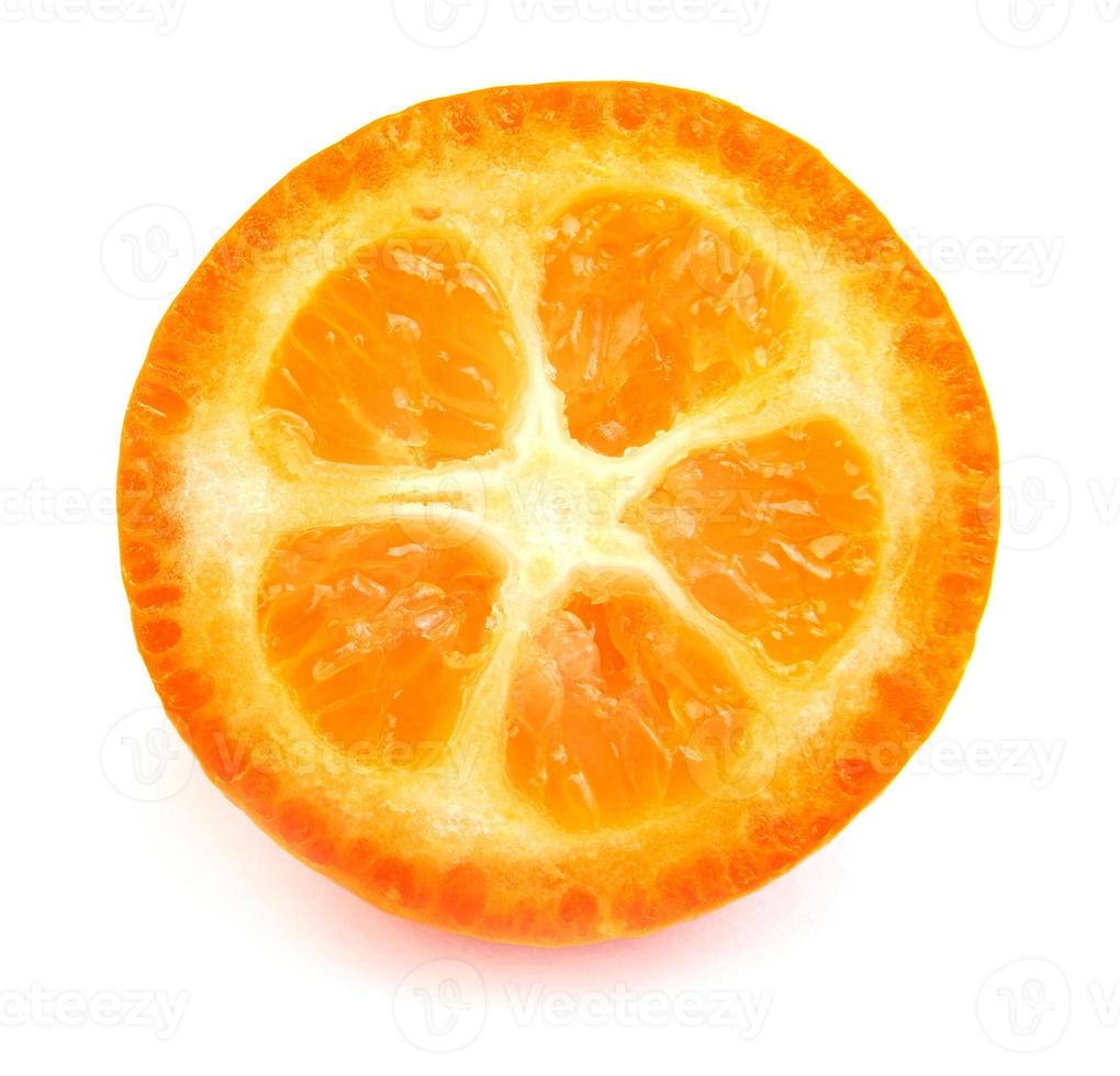 la moitié du kumquat mûr est isolée sur fond blanc. photo