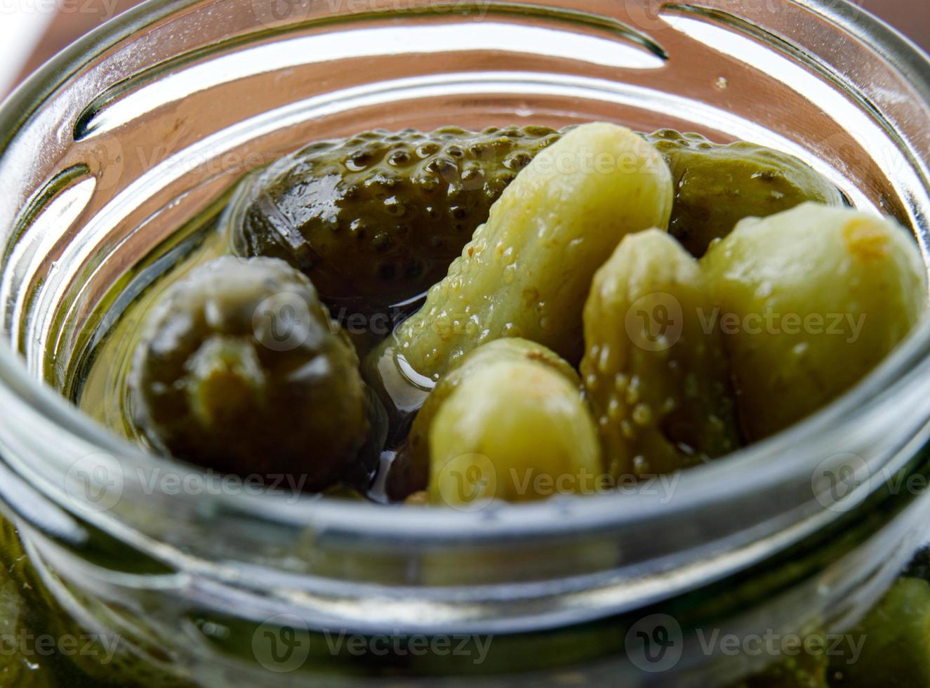 boîte ouverte avec des concombres marinés. cornichons marinés. photo