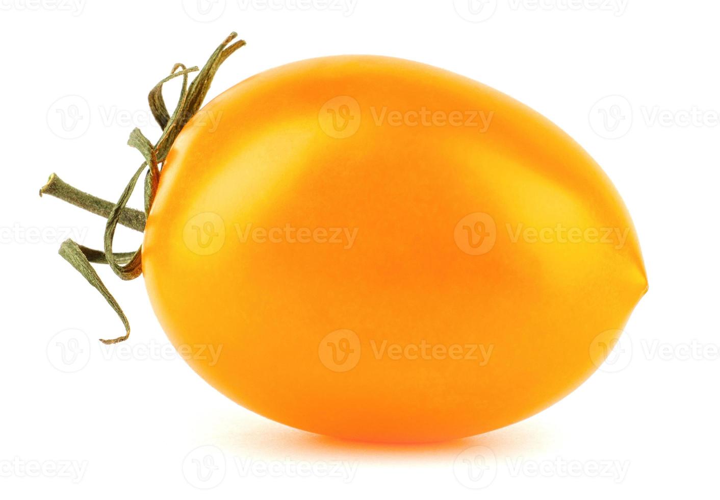 Délicieuse tomate jaune mûre isolée sur blanc photo