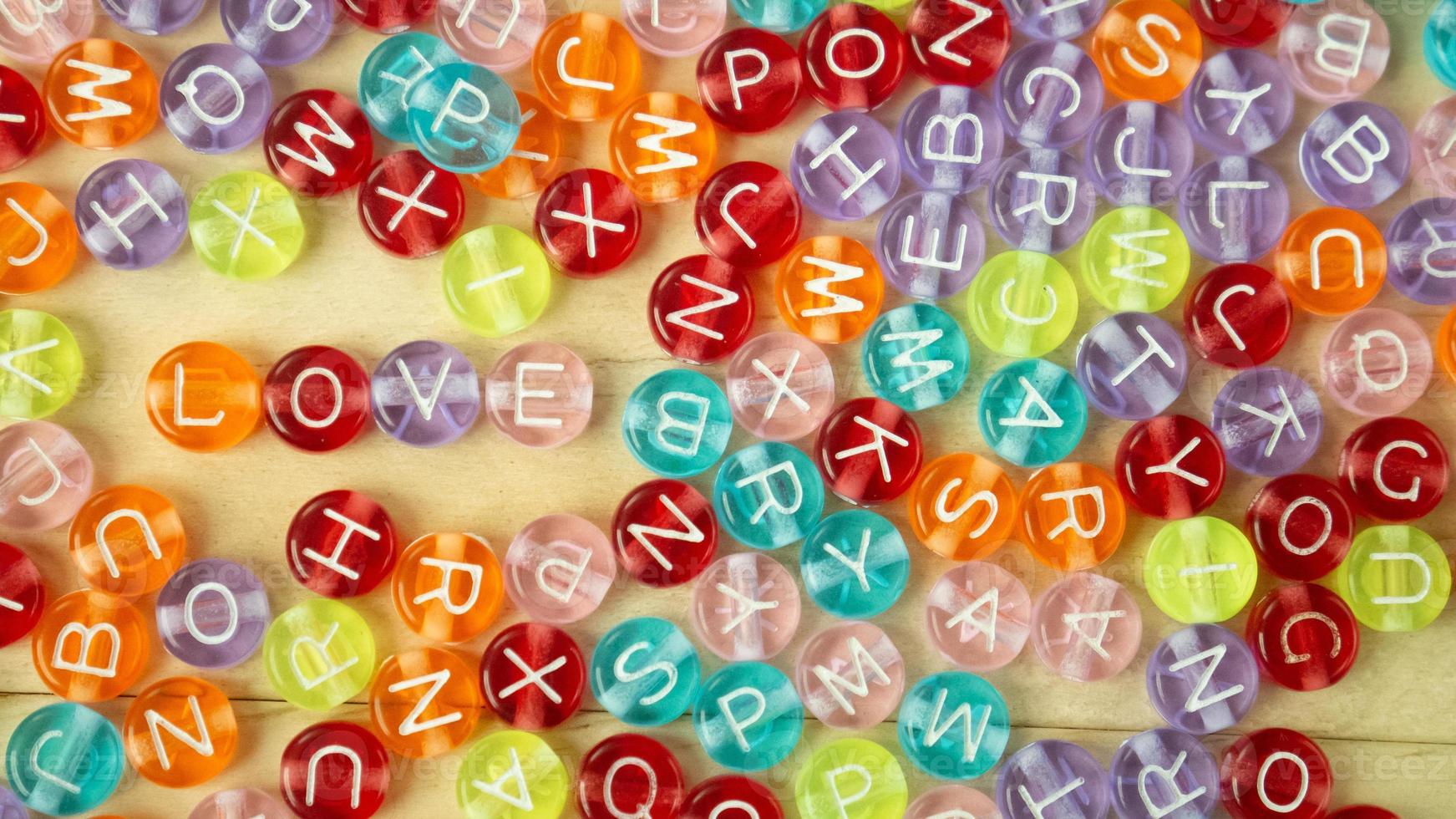 Le mot d'amour sur l'alphabet bead multi couleur pour le contenu d'arrière-plan photo