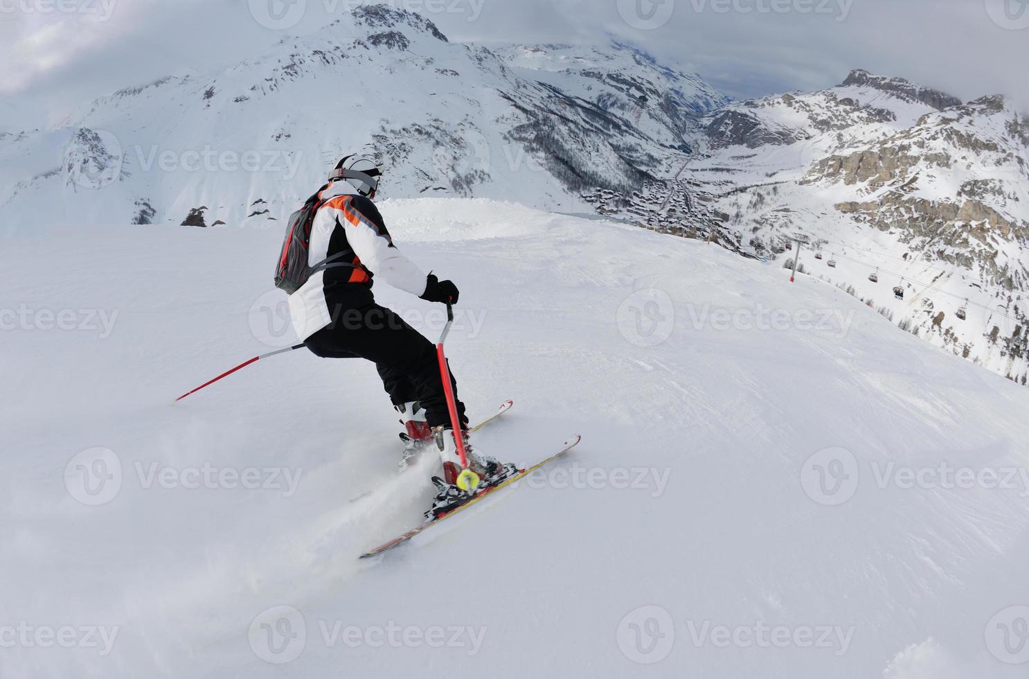 skier sur la neige fraîche en hiver lors d'une belle journée ensoleillée photo