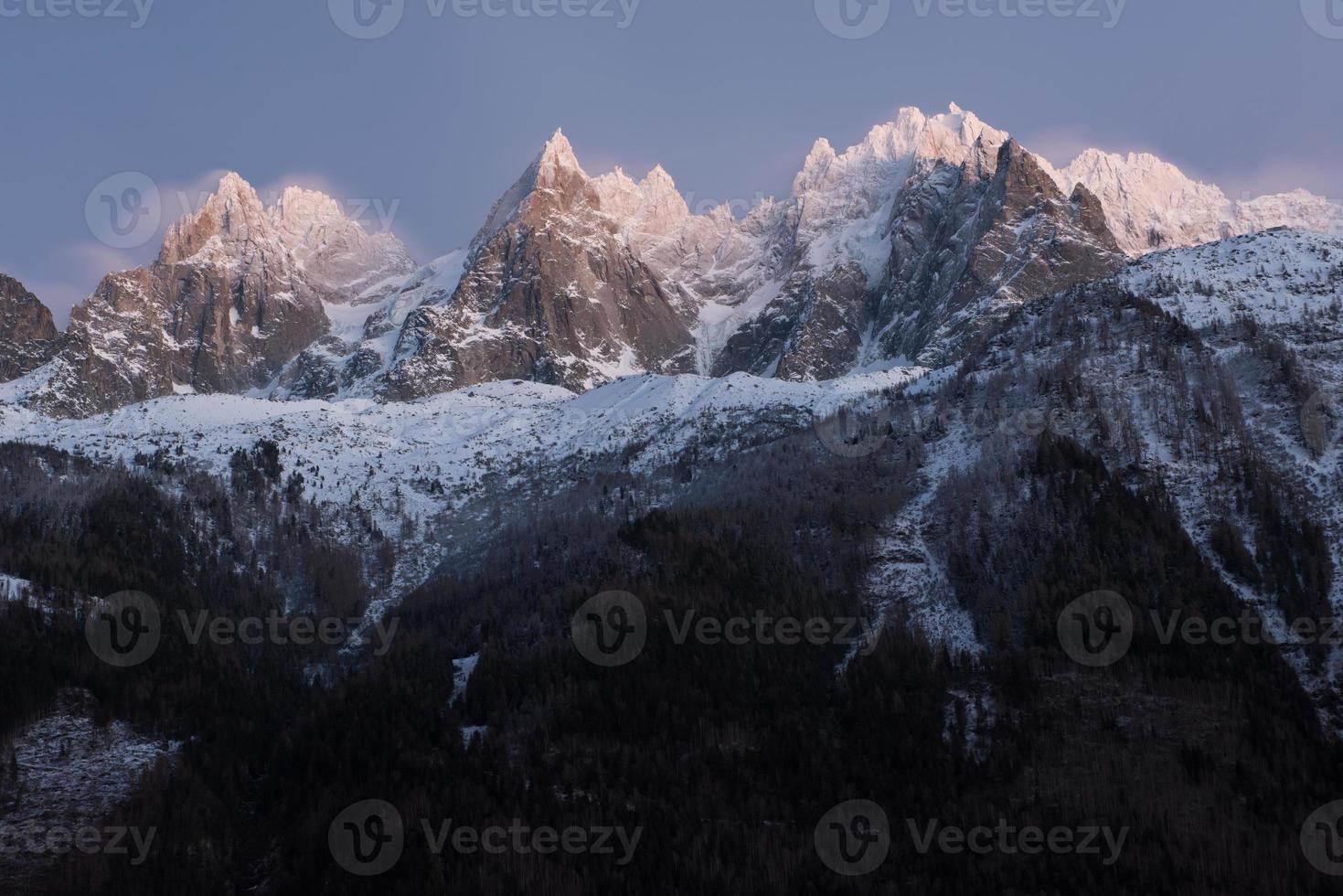 scène de nuit de paysage de montagne photo