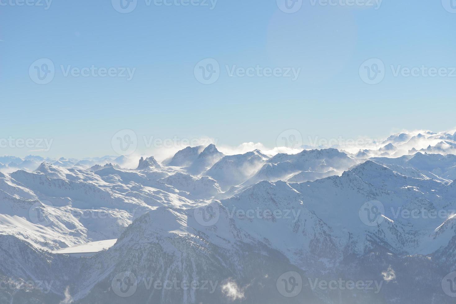 vue panoramique sur les montagnes d'hiver photo