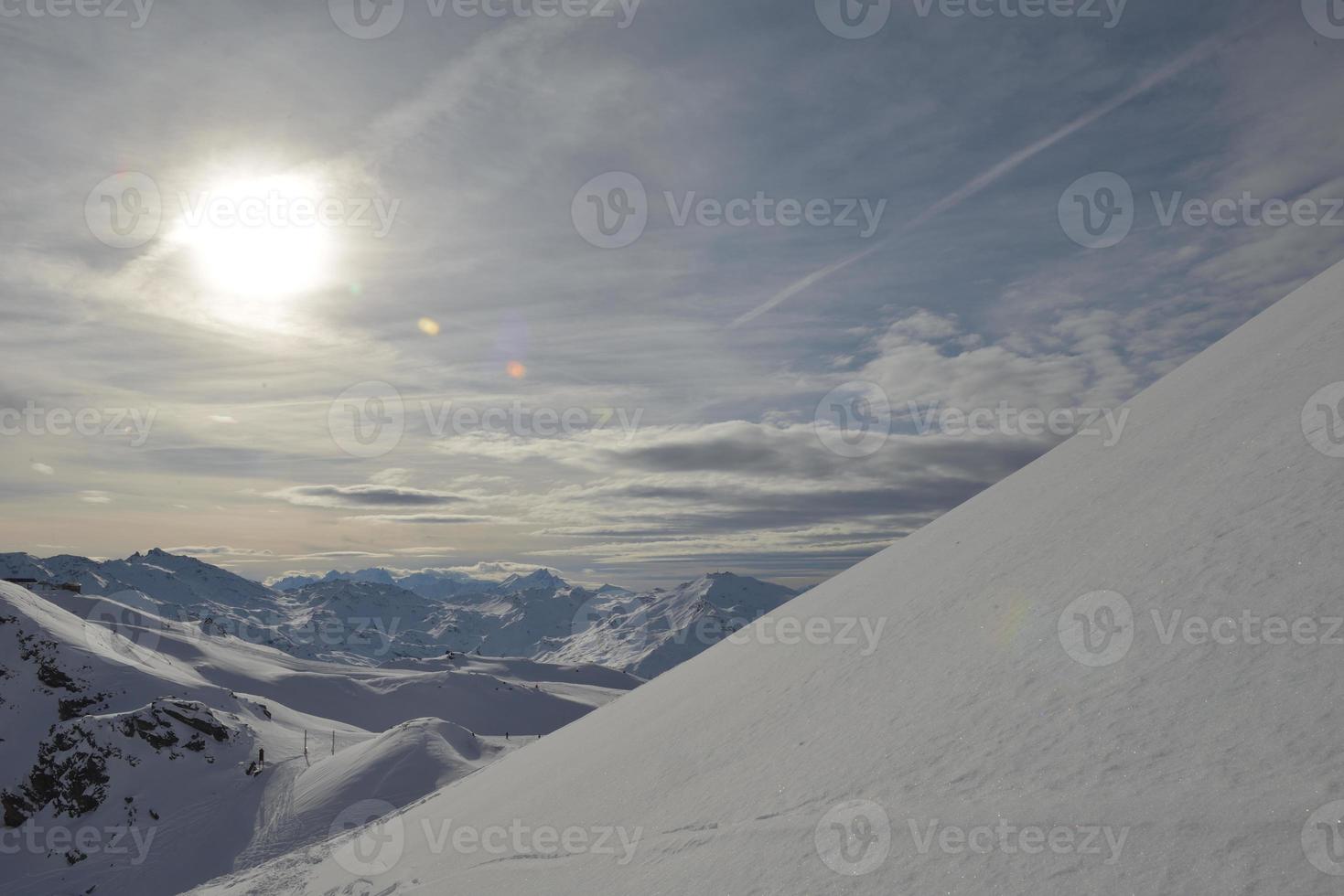 vue panoramique sur les montagnes d'hiver photo