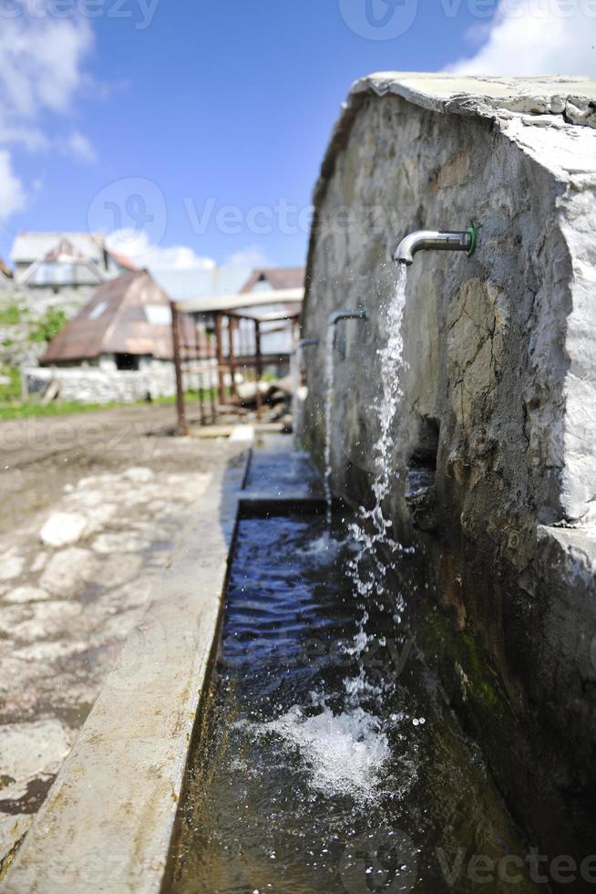 eau fraîche de montagne tombant sur les mains photo