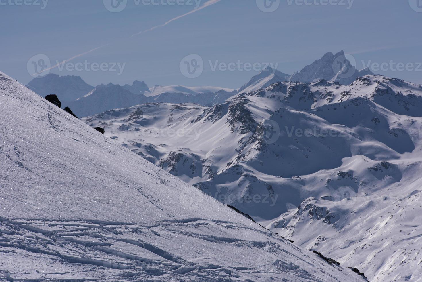 beau paysage de montagne en hiver photo