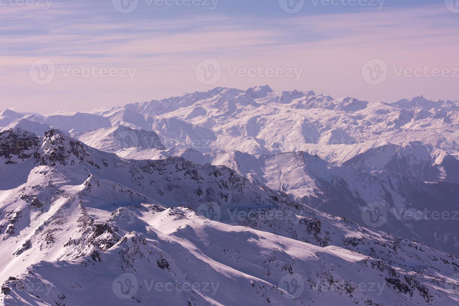 beau paysage de montagne en hiver photo