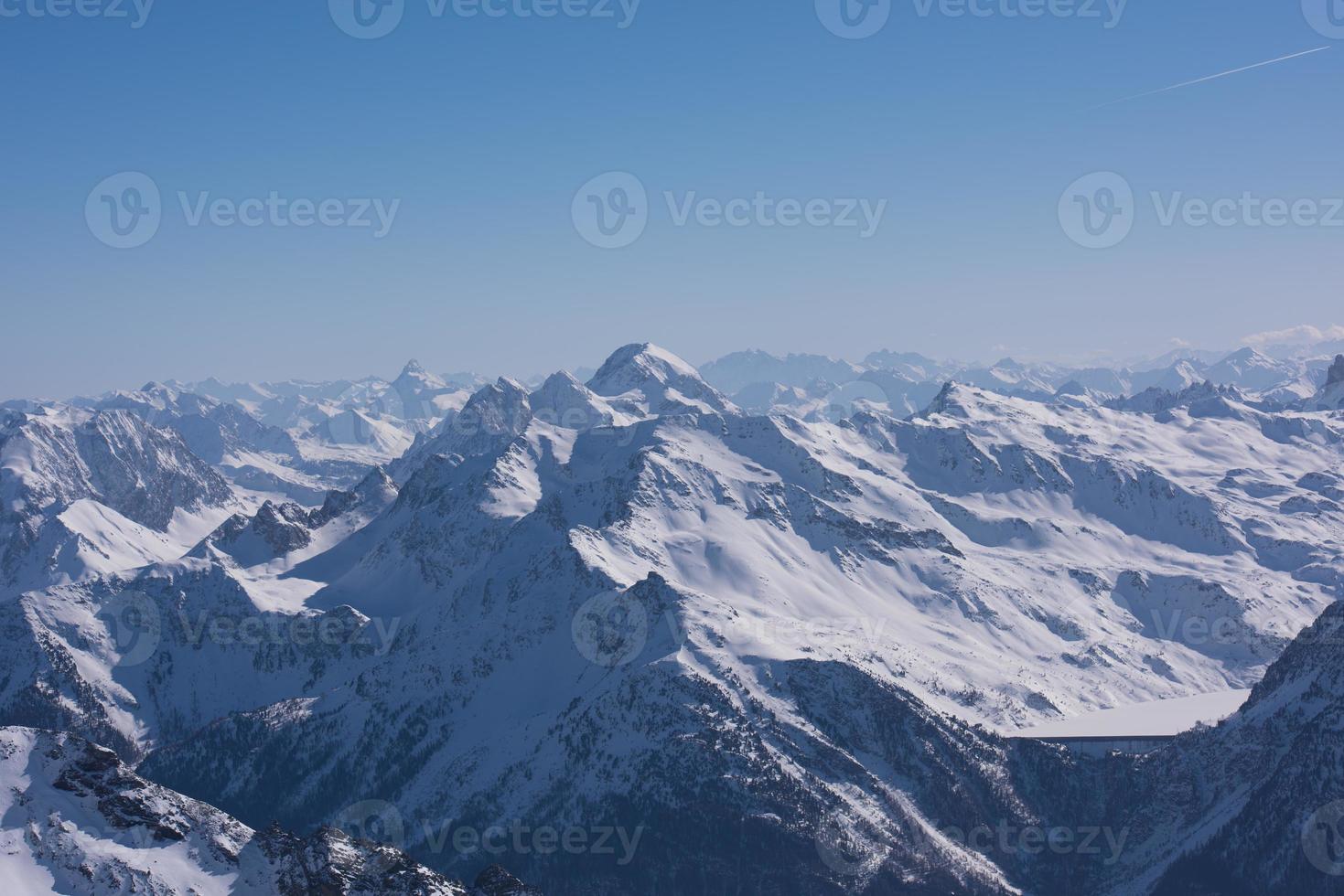 beau paysage de montagne en hiver photo