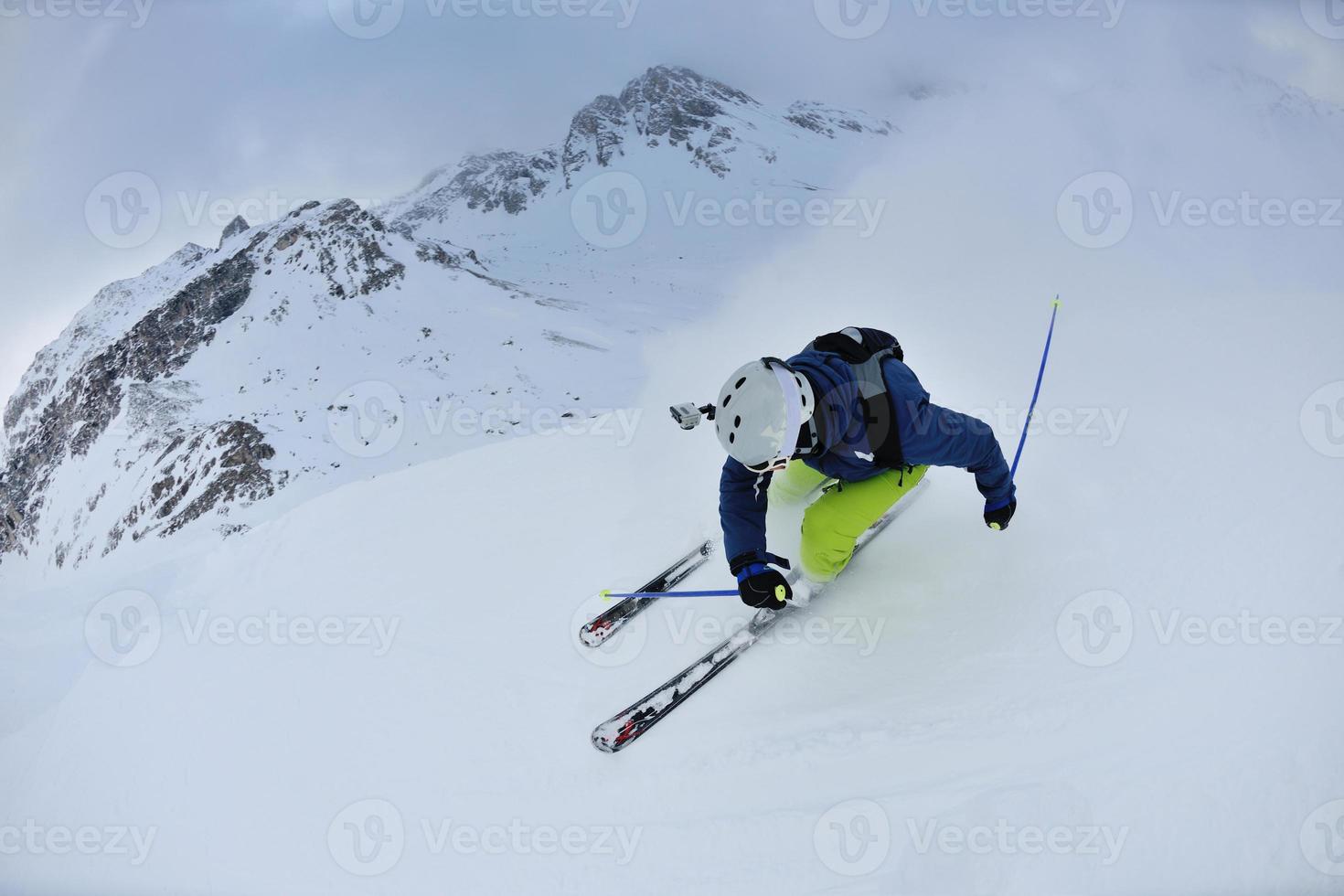 skier sur la neige fraîche en hiver lors d'une belle journée ensoleillée photo