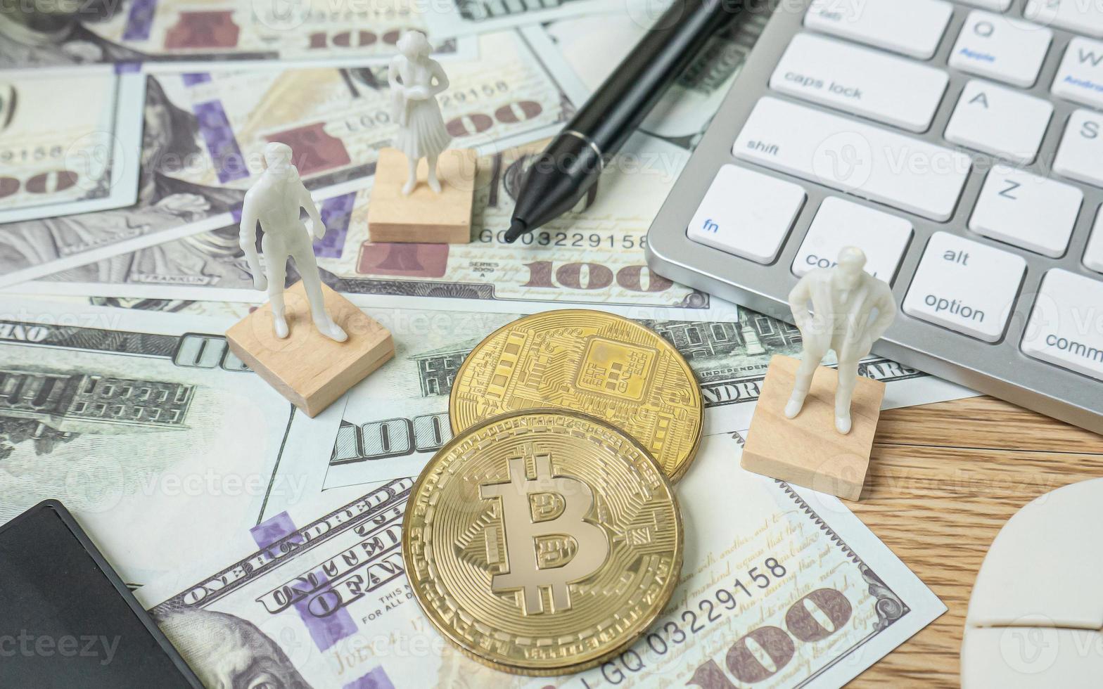 les bitcoins et la figure blanche pour le contenu de la crypto-monnaie photo