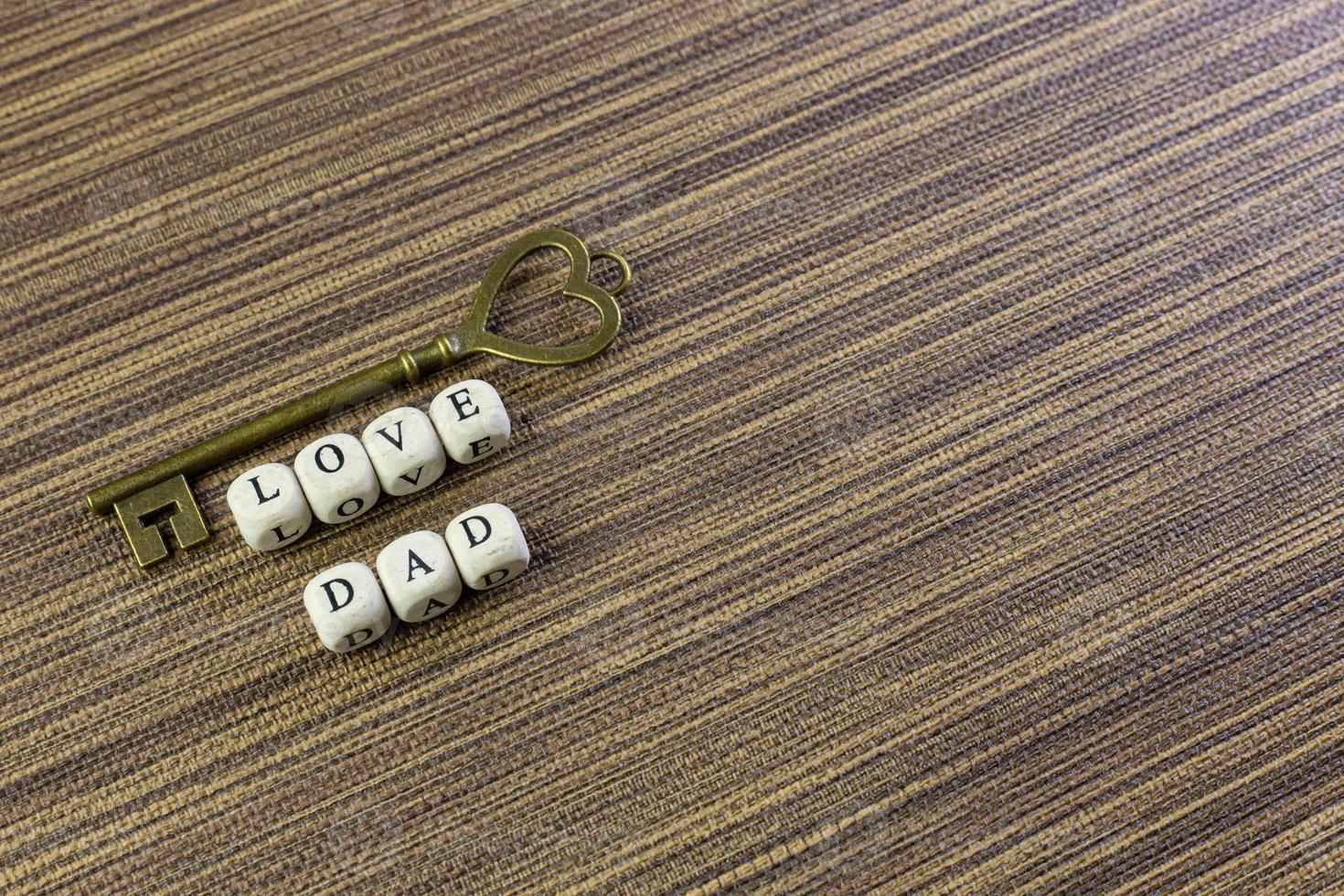 texte en bois pour le contenu de la fête des pères en gros plan. photo