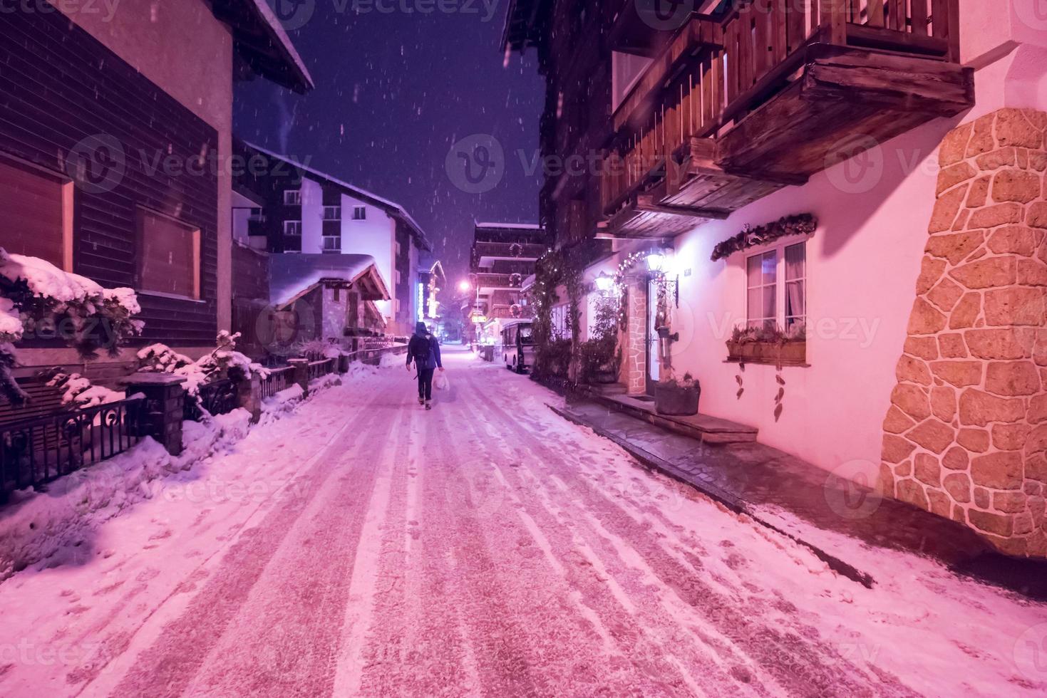 rues enneigées du village de montagne alpin photo