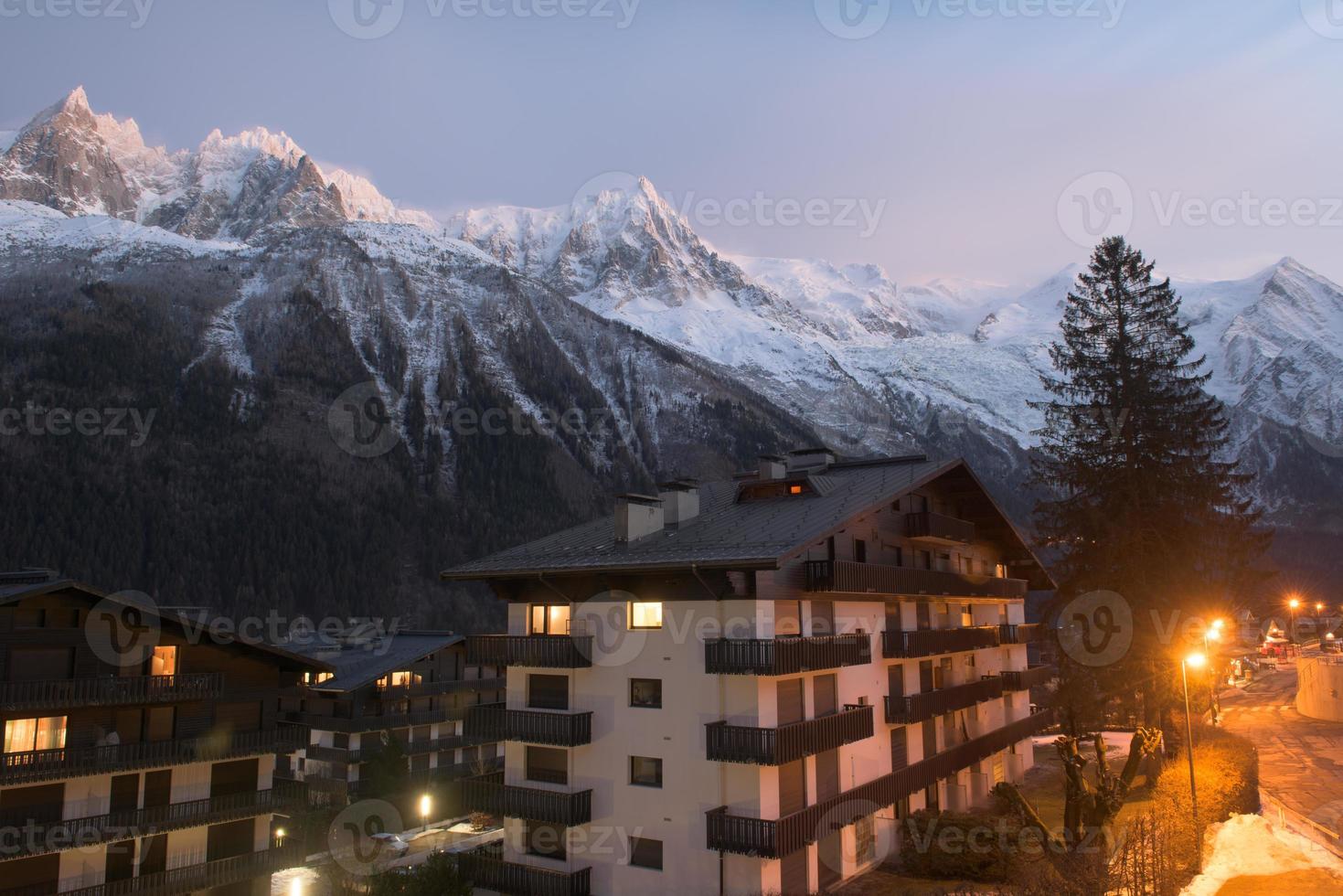 scène de nuit de paysage de montagne photo