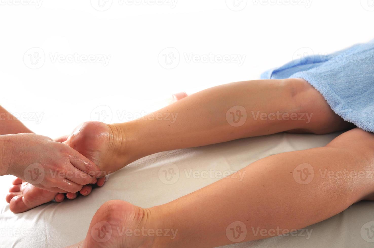 massage des pieds et des jambes au spa et centre de bien-être photo