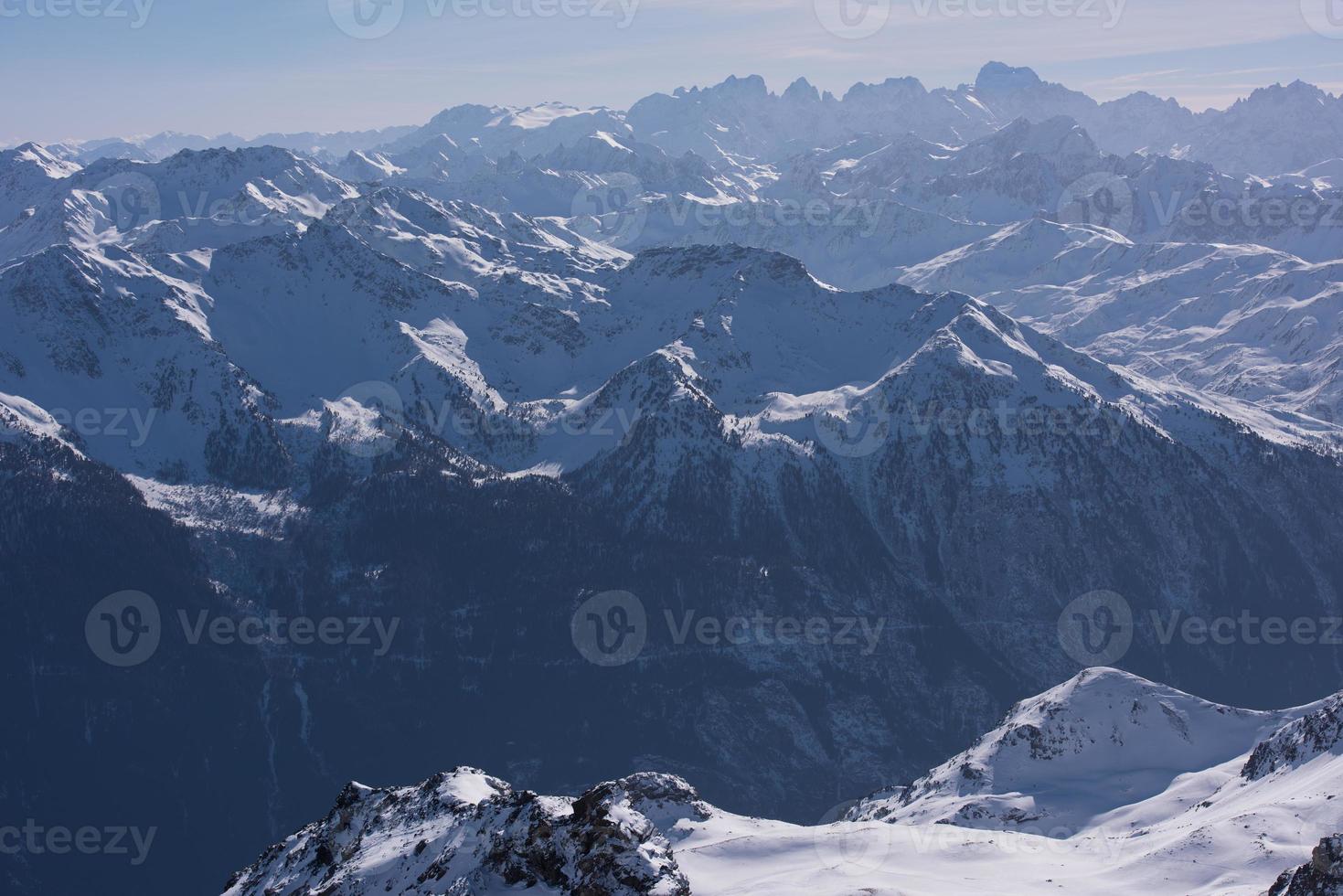 beau paysage de montagne en hiver photo