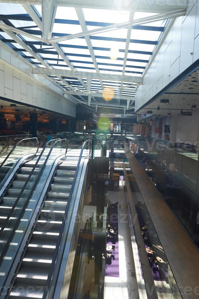 escalator intérieur du centre commercial photo