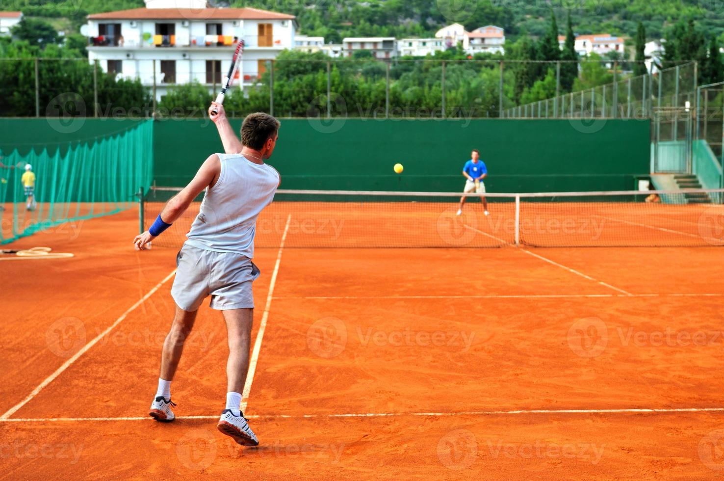 l'homme joue au tennis à l'extérieur photo