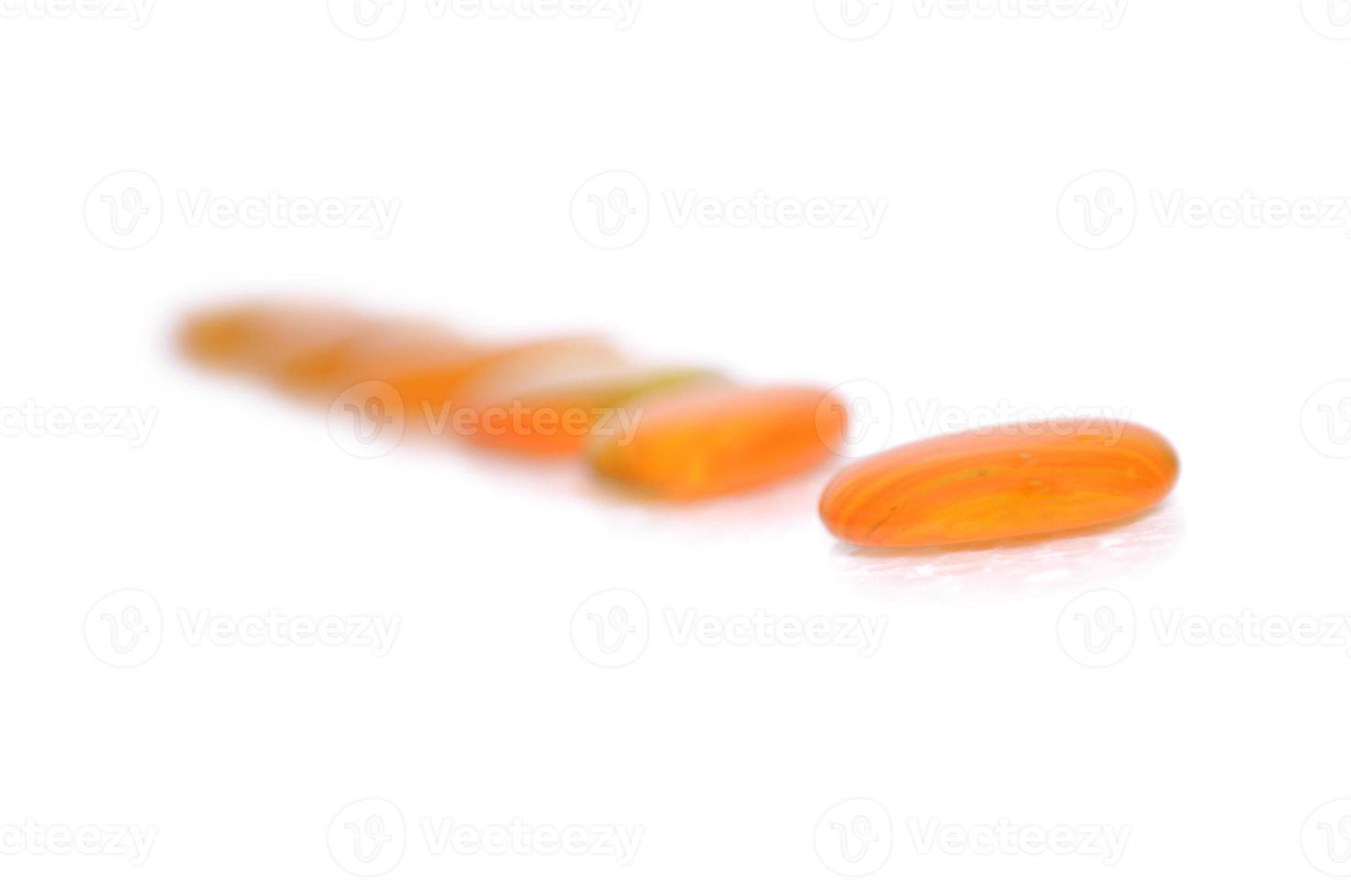 pierres zen humides isolées avec des éclaboussures de gouttes d'eau photo