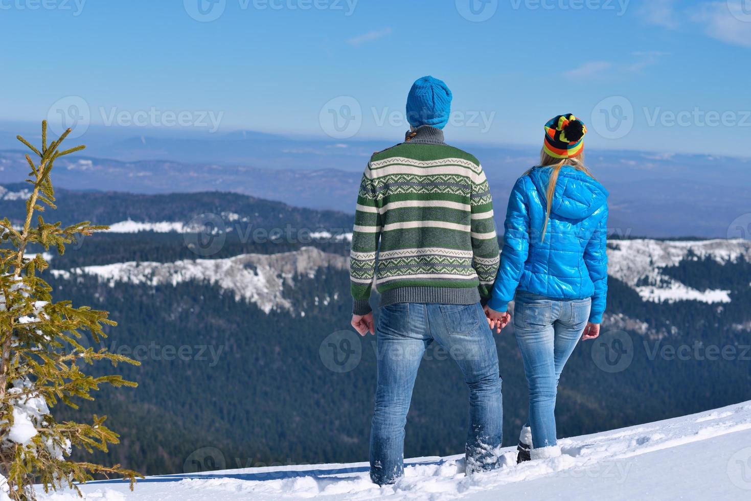 jeune couple, dans, hiver, neige, scène photo