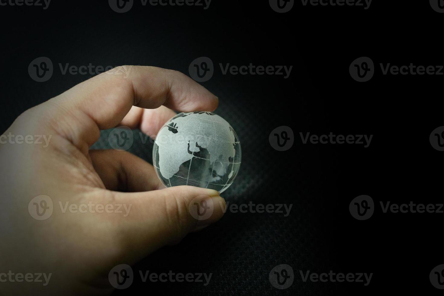 la boule de verre planète terre et image de la main. photo