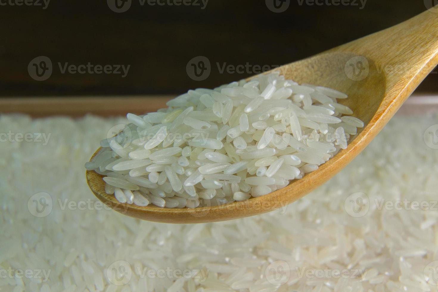 grain de riz sur l'image de table en bois pour le fond. photo