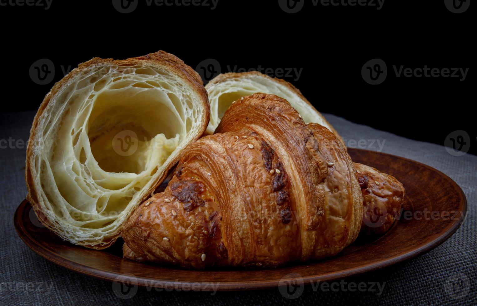 croissants sur un plat en céramique. pâtisseries fraîches. photo