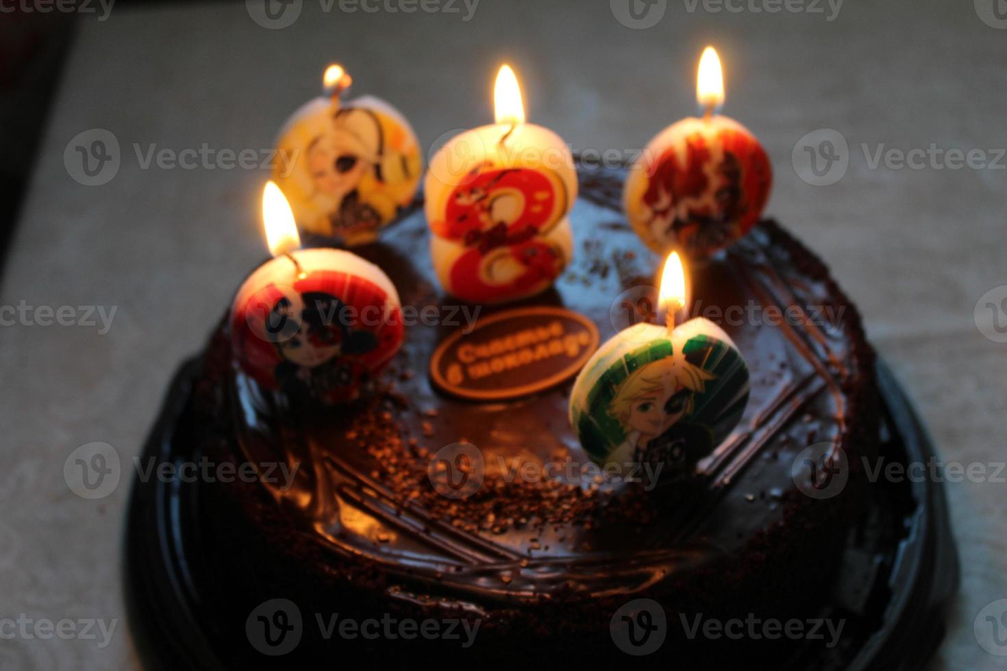 gâteau d'anniversaire avec crème rose et glaçage, saupoudré de paillettes et de bonbons en forme d'espace de copie de coeurs. gateau maison photo