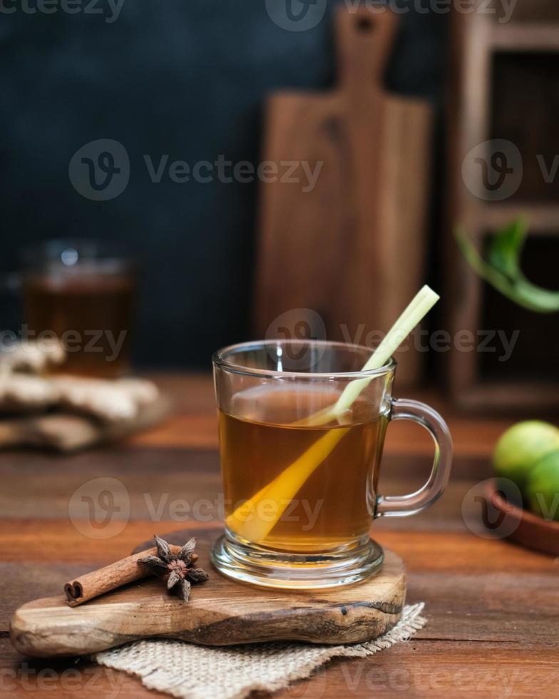 empon-empon, rimpang ou jamu, boisson à base de plantes traditionnelle indonésienne, à base de gingembre, de curcuma et d'autres herbes. photo