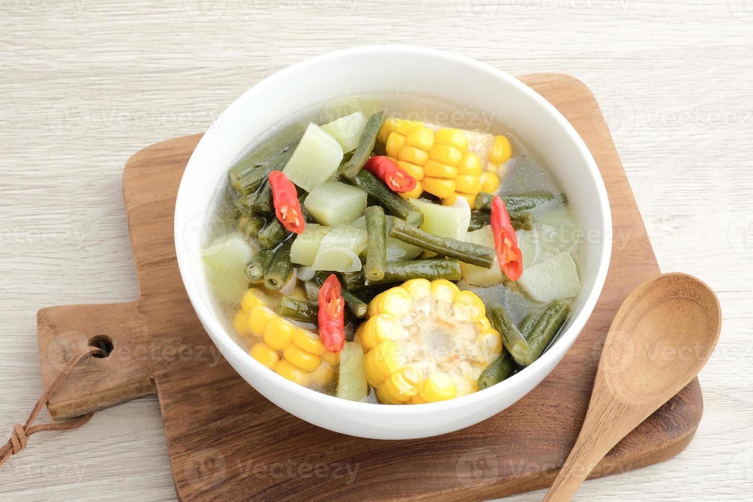 sayur asam, sayur asem ou soupe de tamarin est une soupe indonésienne traditionnelle populaire. les ingrédients courants sont la chayote, les haricots longs et le maïs avec l'ajout de tamarin ou de bilimbi. servi dans un bol blanc. photo