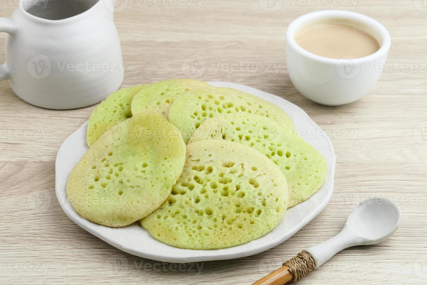 serabi ou surabi, galette indonésienne à base de farine, de farine de riz et de lait de coco. servi avec une sauce au sucre de palme. sucré et salé. photo