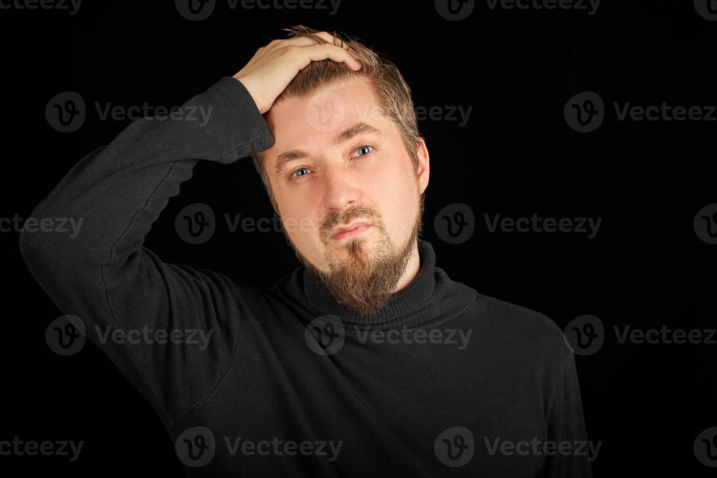 surmenage, concept de douleur à la tête. jeune homme en pull col polo noir. photo