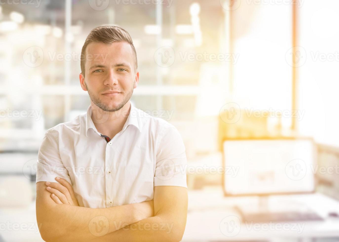 jeune homme d'affaires dans son bureau photo