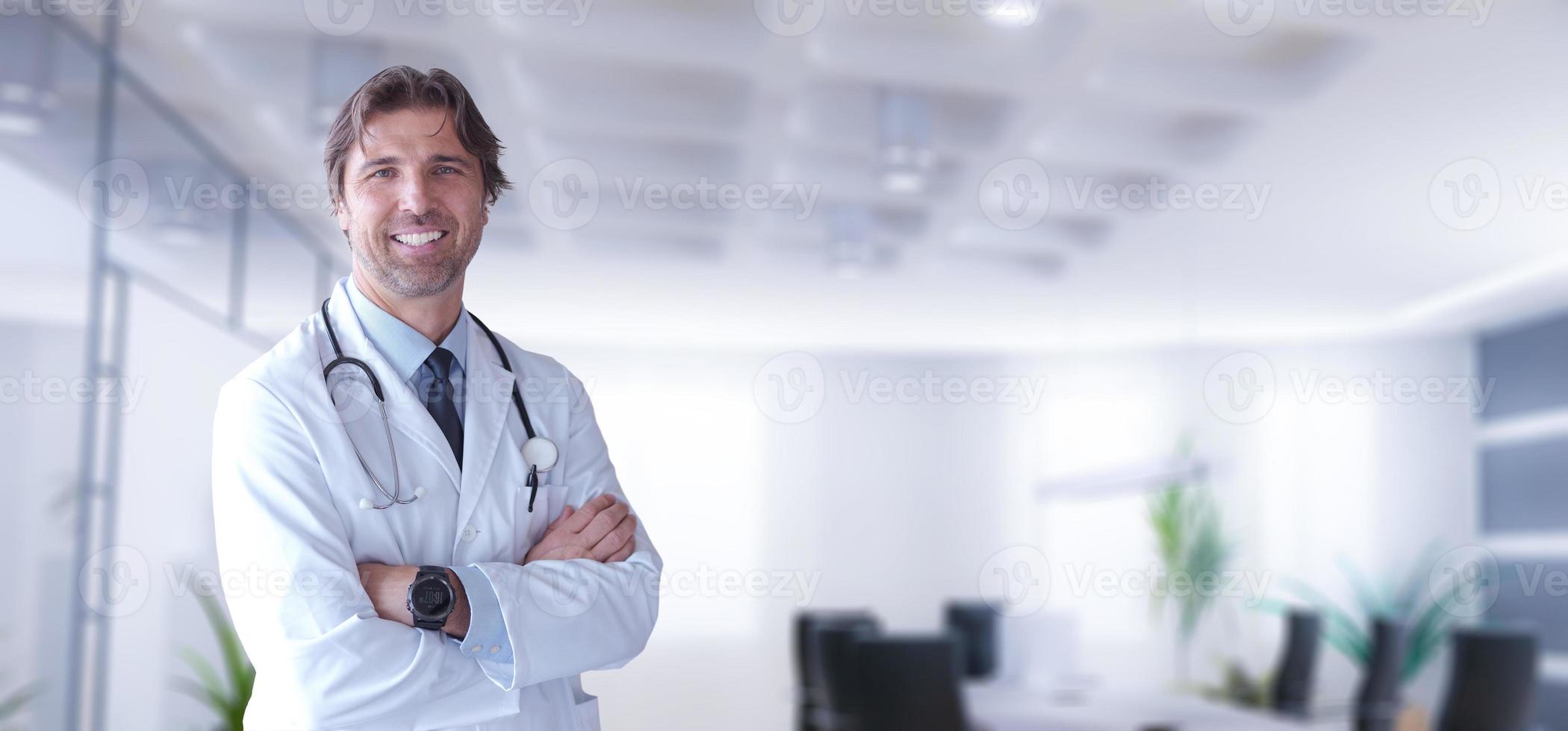 docteur en médecine dans son ordination photo