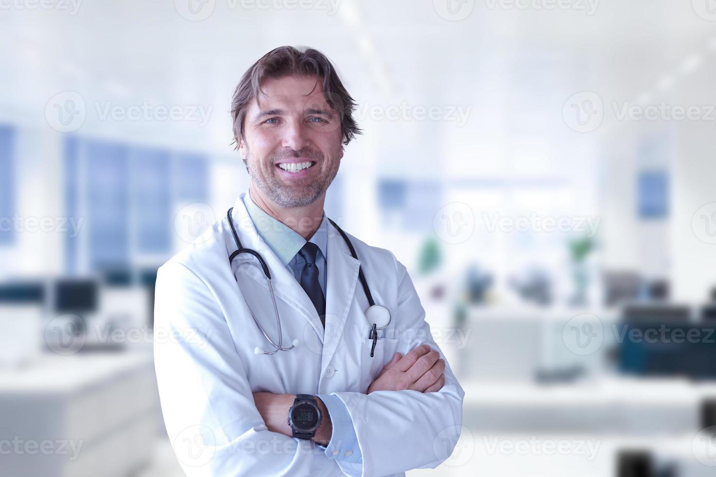 docteur en médecine dans son ordination photo