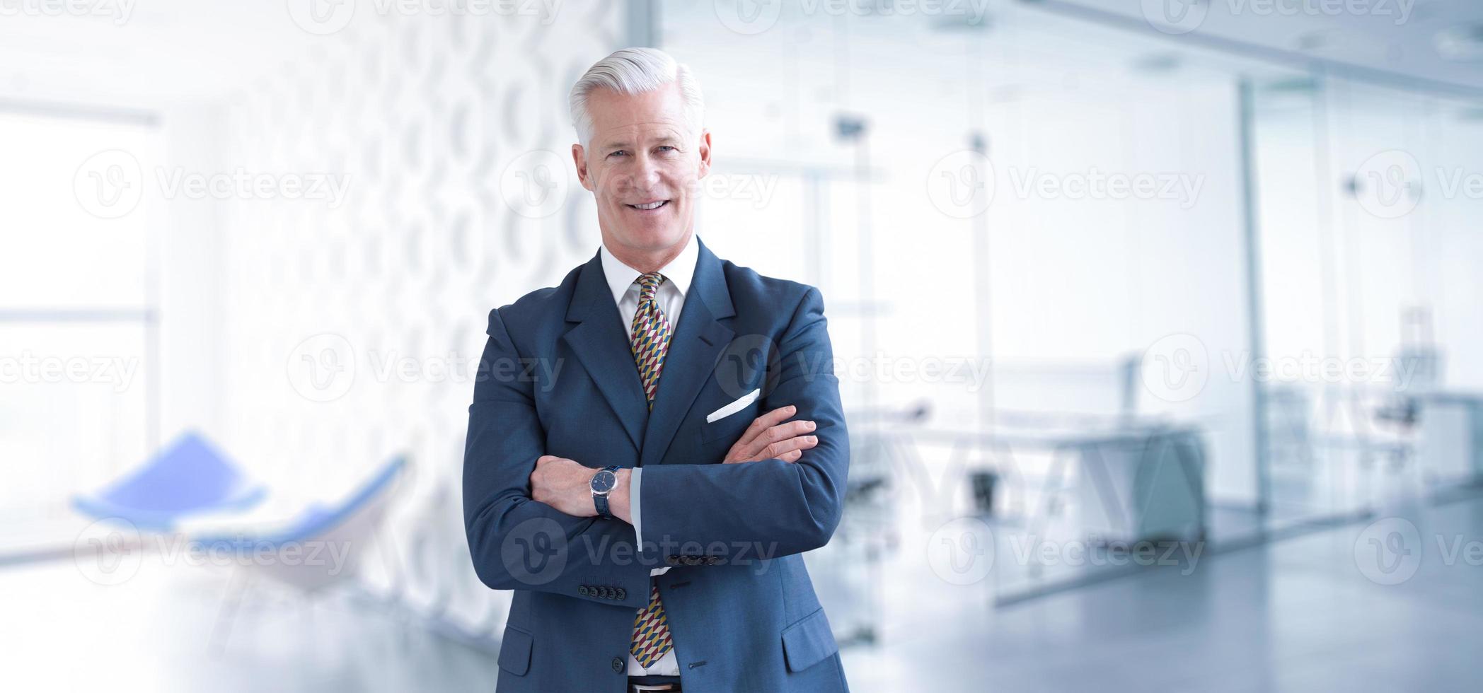 homme d'affaires senior dans son bureau photo