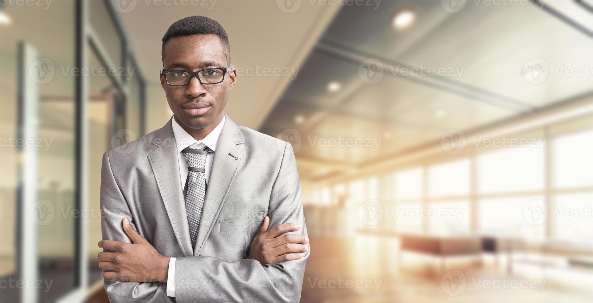 jeune homme d'affaires dans son bureau photo