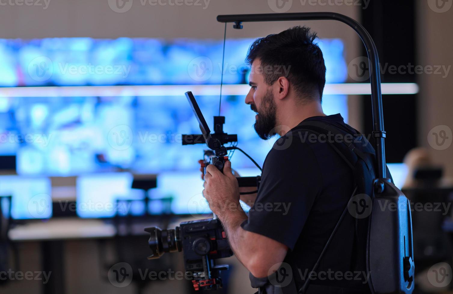 vidéaste professionnel avec gimball video slr enregistrement vidéo dans le centre de données de sécurité photo