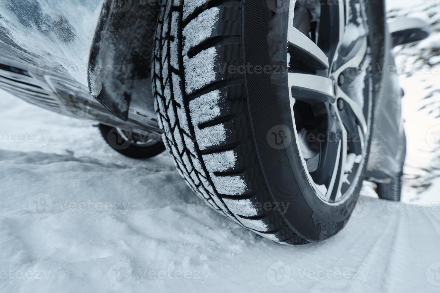 voiture suv tout-terrain sur la route nord hivernale glacée photo