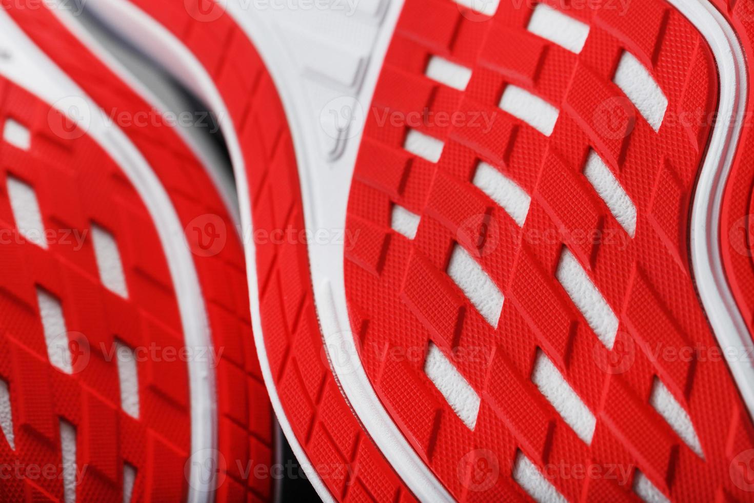 chaussures de course à semelles rouges sur fond noir. photo