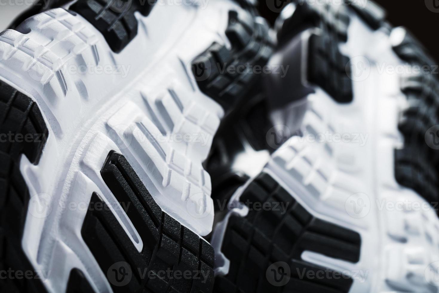 la semelle des baskets de sport pour courir en gros plan noir et blanc photo