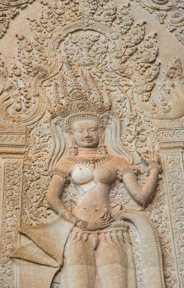 la sculpture en pierre d'apsara dans le coin d'angkor wat, le plus grand lieu religieux du monde dans la province de siem reap, au cambodge. apsaras est un type d'esprit féminin dans la culture hindoue. photo