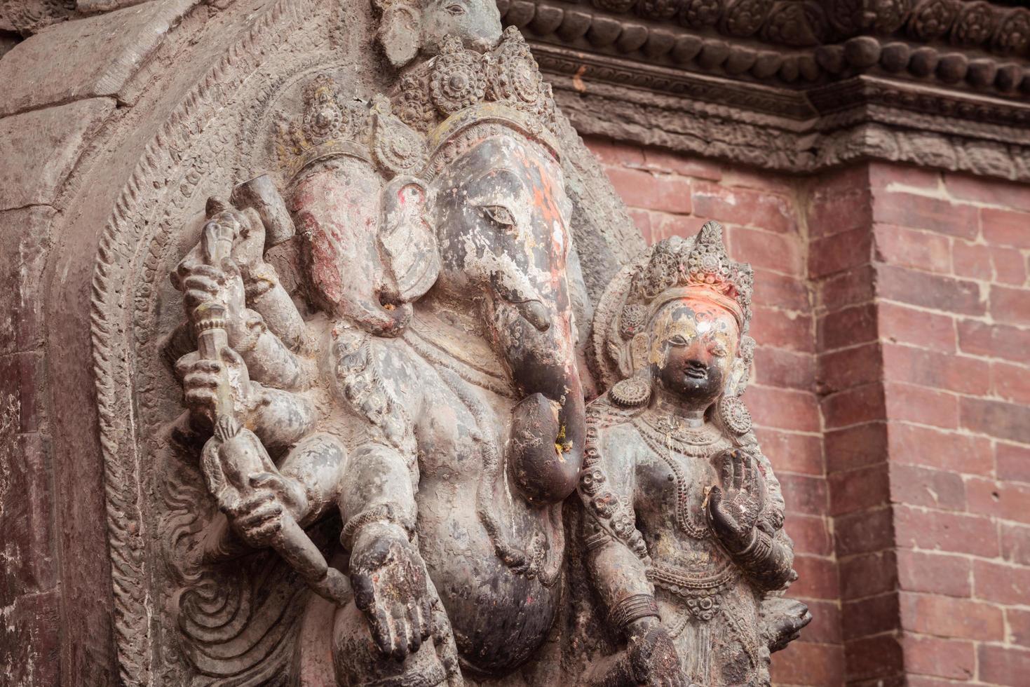 la sculpture en pierre de ganesha le seigneur du succès dans la religion hindoue, katmandou, népal. Ganesha est l'une des divinités les plus connues et les plus vénérées du panthéon hindou. photo