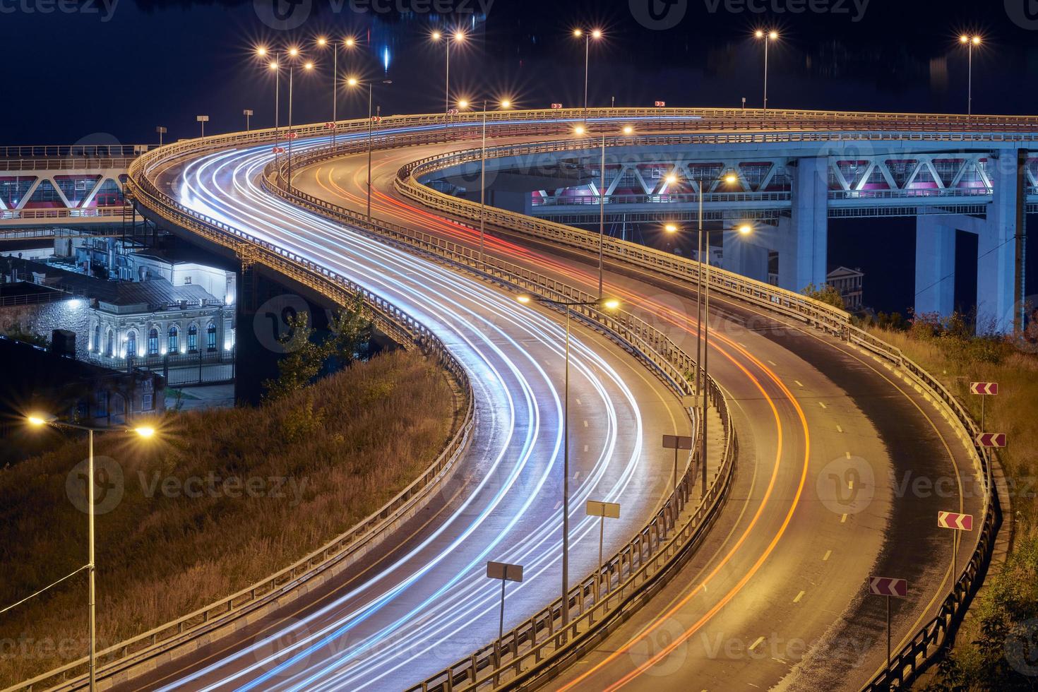 autoroute aux lumières de la nuit photo