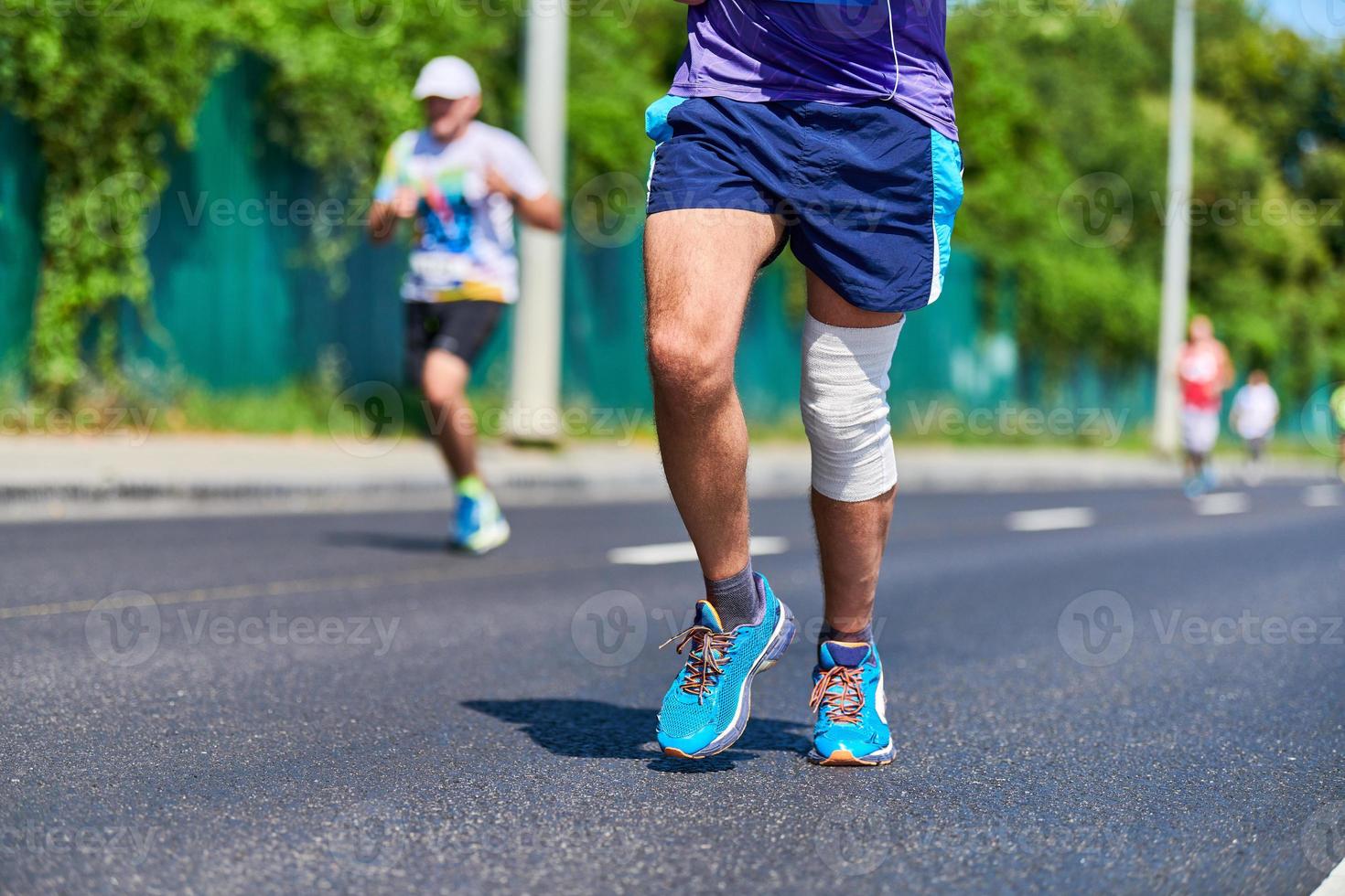 coureurs de marathon sur la route de la ville. photo