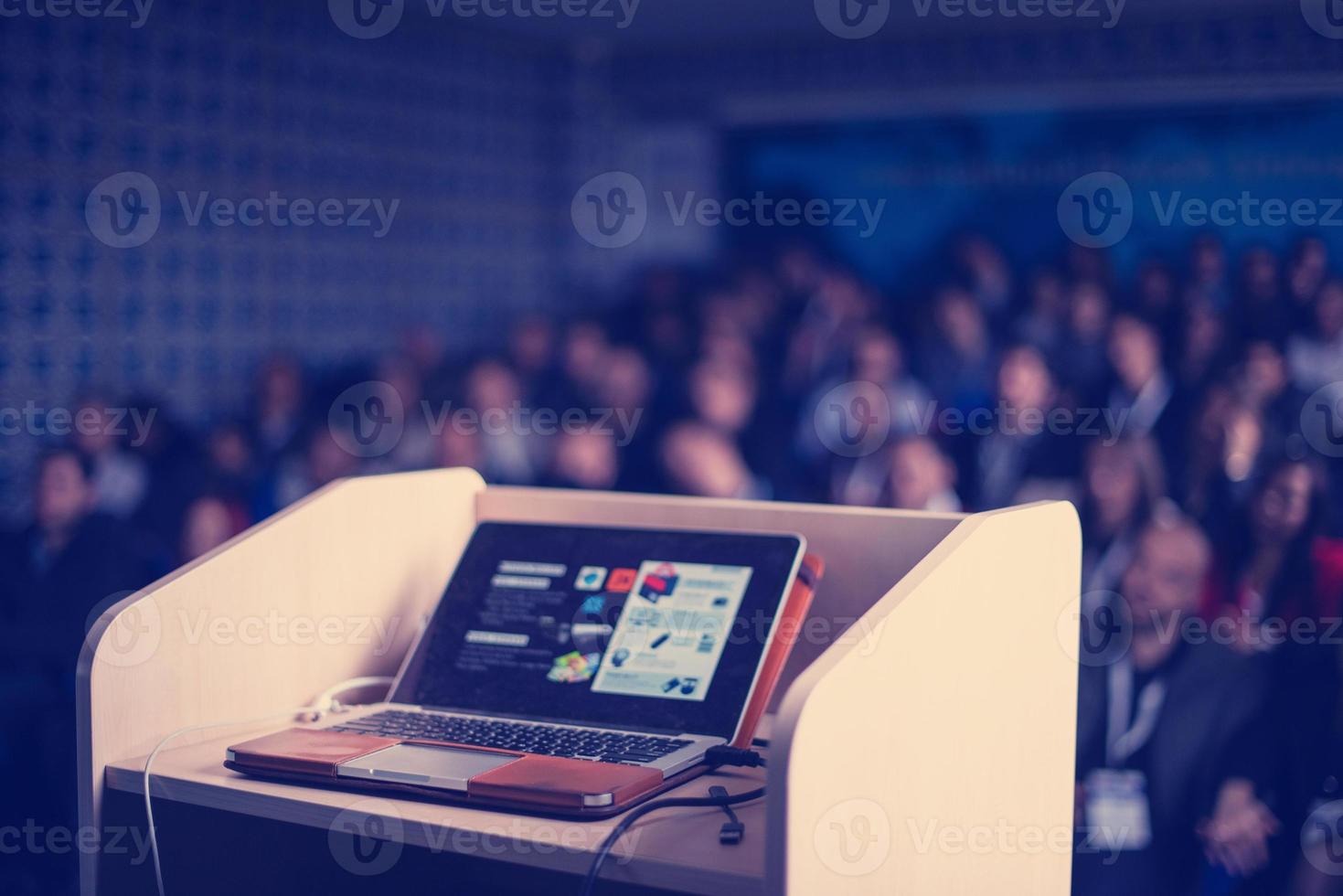 ordinateur portable sur le podium photo
