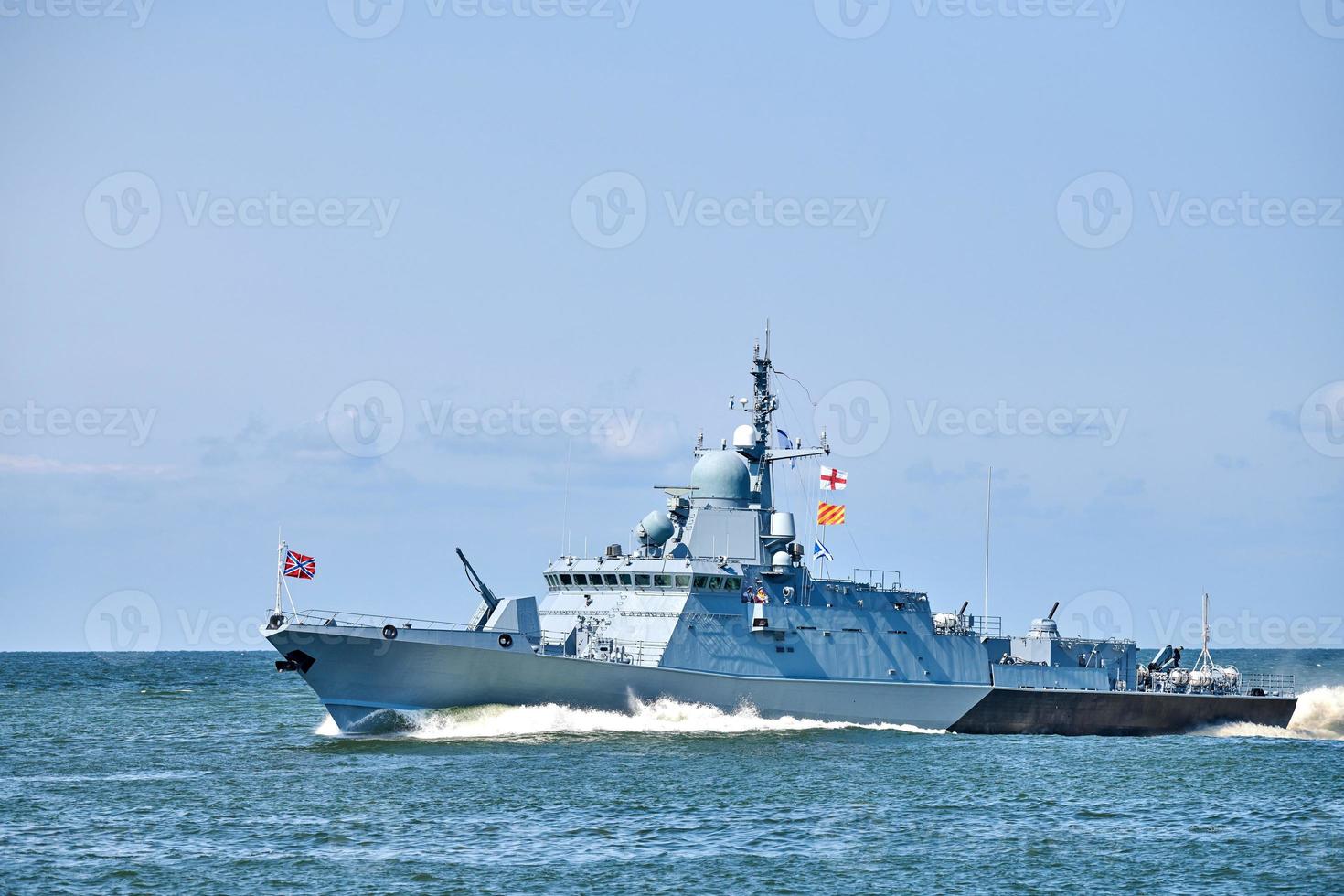 bateau lance-missiles pendant les exercices navals et le défilé, destroyer lance-missiles en mer baltique, navire de guerre photo