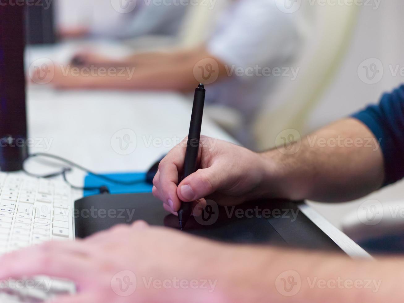 gros plan de graphiste travaillant sur le lieu de travail photo