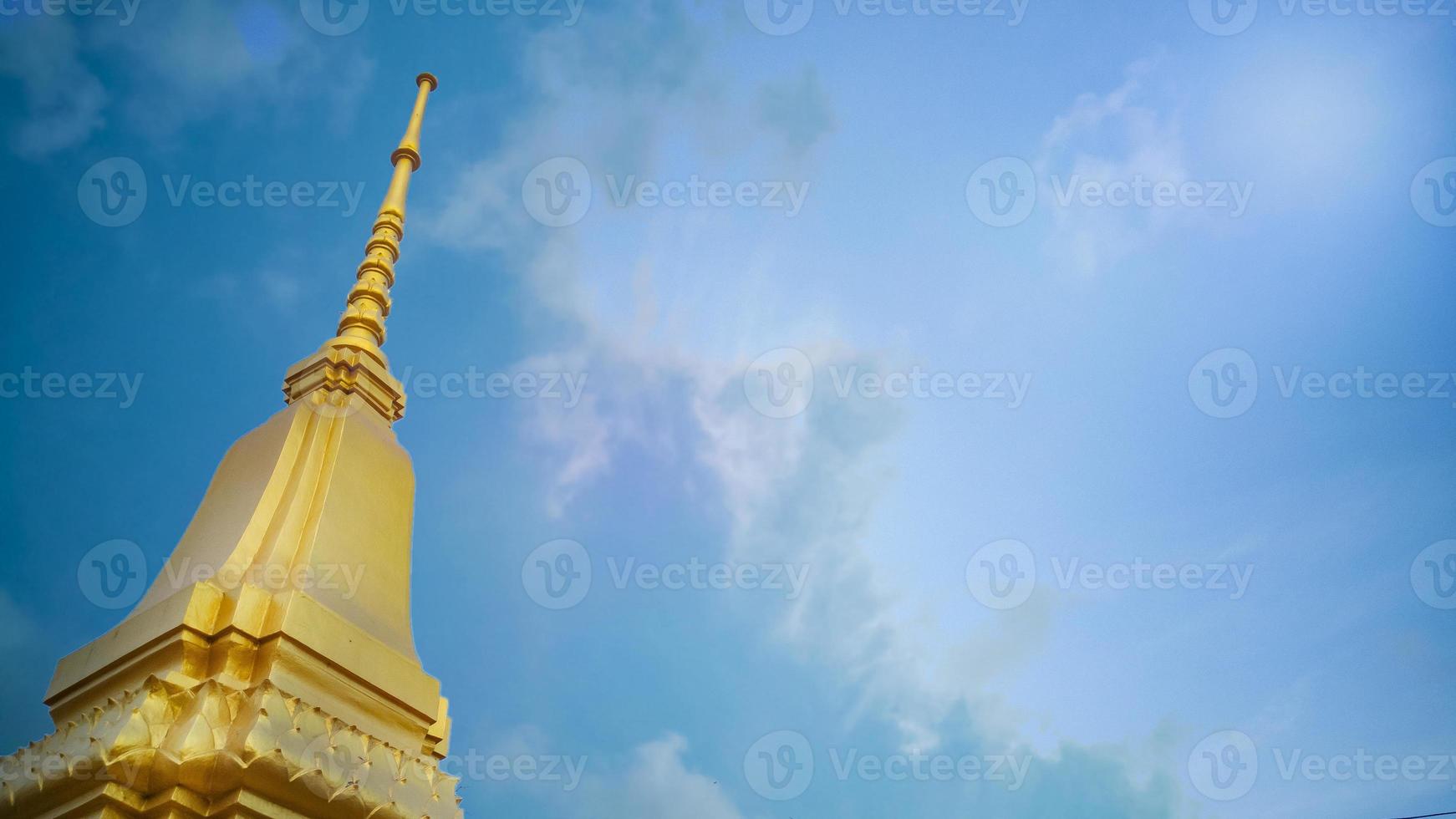 image du ciel du temple thaïlandais pour le contenu religieux. photo